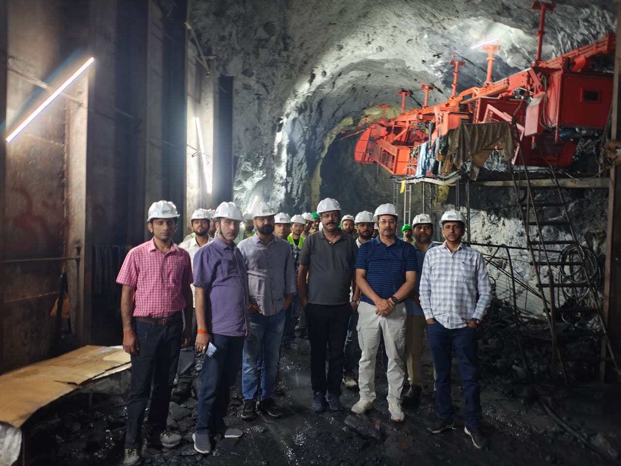 Tunnel team with mechanized equipment